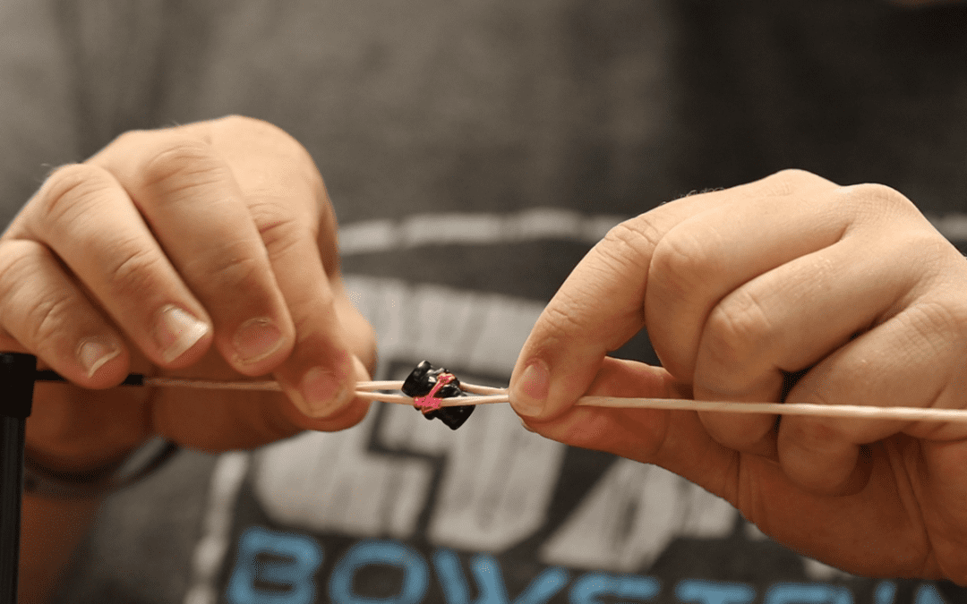 How to Tie a Peep Sight on a Bow